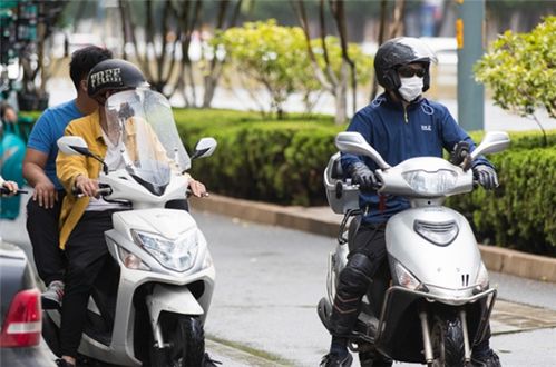 有必要嗎 電動(dòng)車上牌 戴頭盔 限速被調(diào)侃 素質(zhì)三連 網(wǎng)友這樣評(píng)論